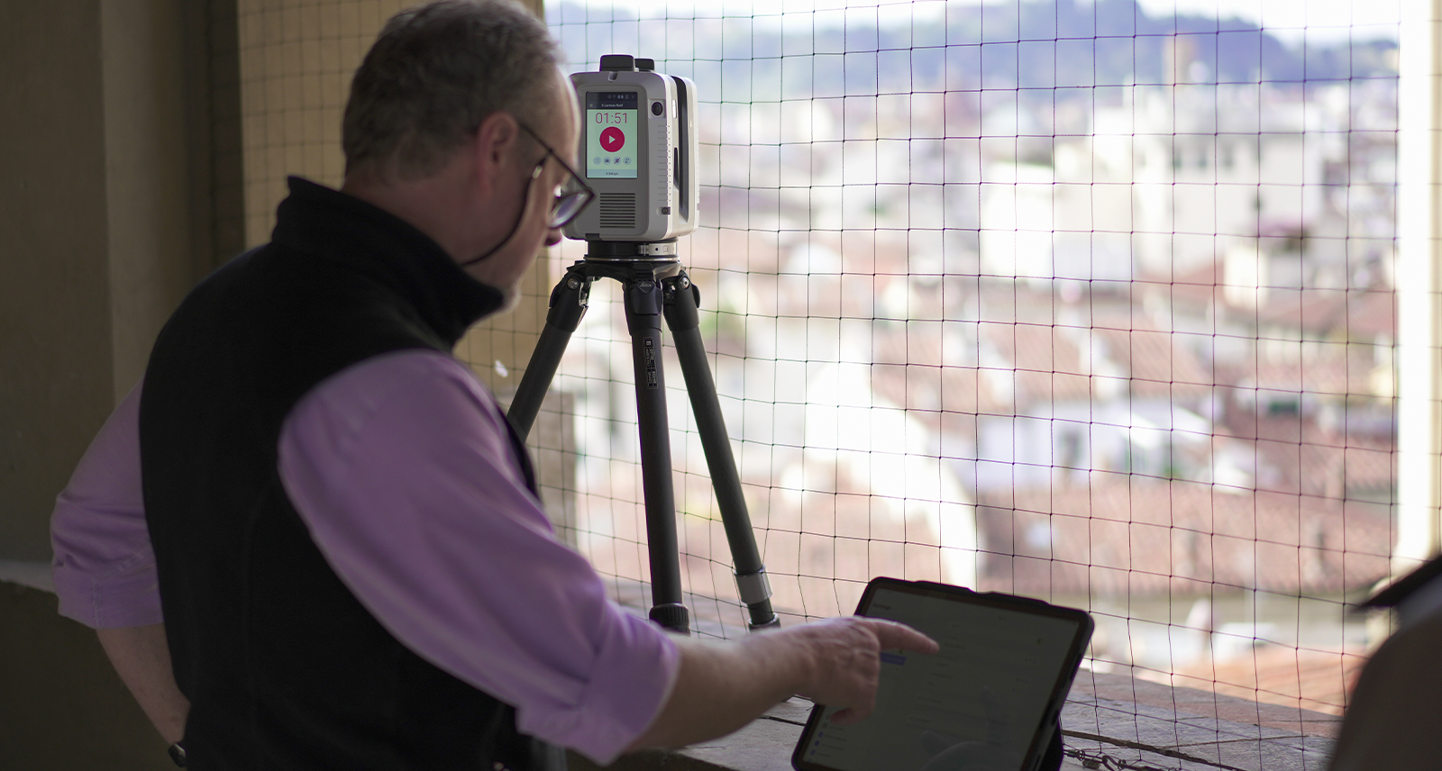 Professor George Bent uses Leica Cyclone FIELD 360 mobile application alongside his Leica RTC360 laser scanner in Florence 